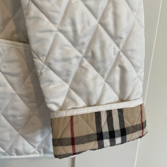 Burberry Constance Women’s White Quilted Jacket w/ Signature Plaid Lining – Size - Picture 3 of 10